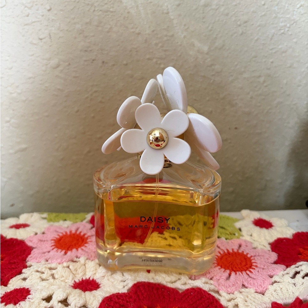 Marc Jacobs Daisy Perfume with White Floral Cap